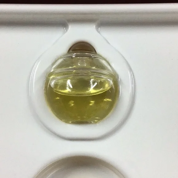 LANCÔME ATTRACTION GIFT SET. THE FRAGRANCE IS DISCONTINUED BUT STILL LOVED - Picture 4 of 10